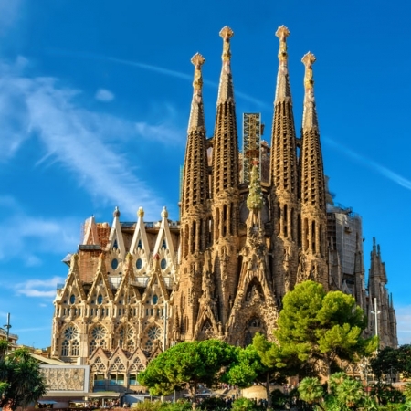 Guided tour in Sagrada Familia (direct access without queues !!)